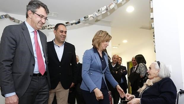 La consejera de Familia e Igualdad de Oportunidades, Alicia García, durante su visita a León. Junto a ella, el presidente de la Diputación, Juan Martínez Majo y el alcalde del municipio, Valentín Martínez