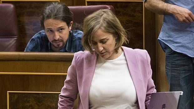 Pablo Iglesias mira a Tania Sánchez cuando pasa junto a su escaño del Congreso