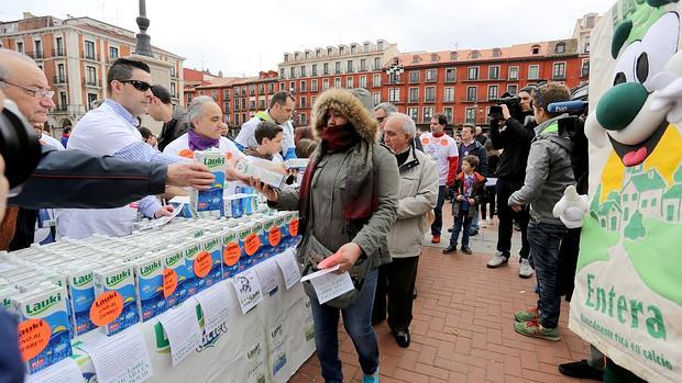 Trabajadores de Lauki reparten 2.000 litros de leche como protesta