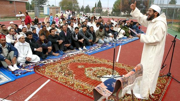 Un grupo de musulmanes oran al aire liber al fin del Ramadán