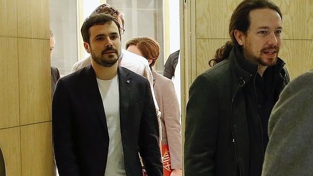 Alberto Garzón ha coincidido este lunes con miembros de Podemos y otros diriigentes políticos