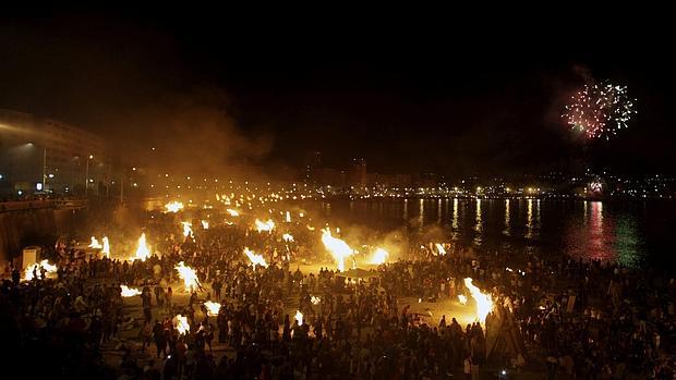 Celebraciones de las fiestas de San Juan en las playas de La Coruña