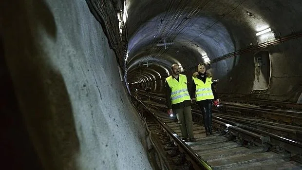 Cristina Cifuentes, presidenta de la Comunidad de Madrid, visita los túneles de la L1 de Metro