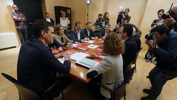 Sánchez con el equipo negocidor del PSOE el pasado viernes, poco antes de anunciarse la espantada de Podemos