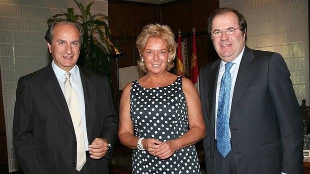 Juan Manuel González Serna y Lucía Urbán López junto al presidente de la Junta, Juan Vicente Herrera