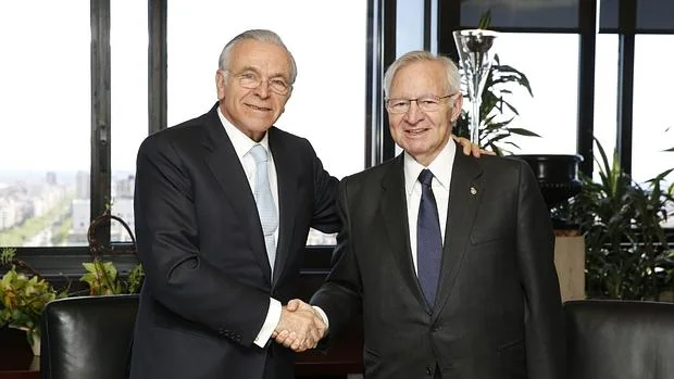 Isidro Fainé y Miquel Valls, tras rubricar el acuerdo