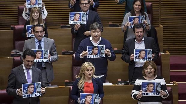 La bancada del PP con carteles por la libertad de Leopoldo López