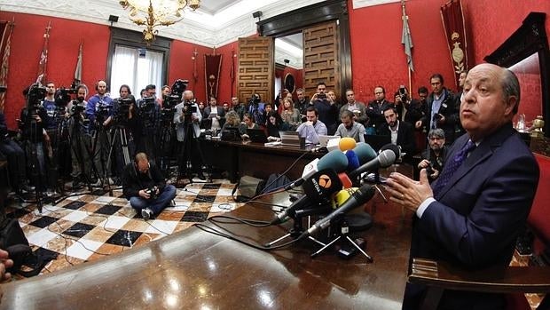 El alcalde de Granada, José Torres Hurtado, ayer en rueda de prensa