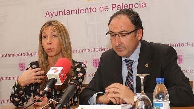 El alcalde Alfonso Polanco y la concejal de Cultura, durante la rueda de prensa en la que informaba del robo