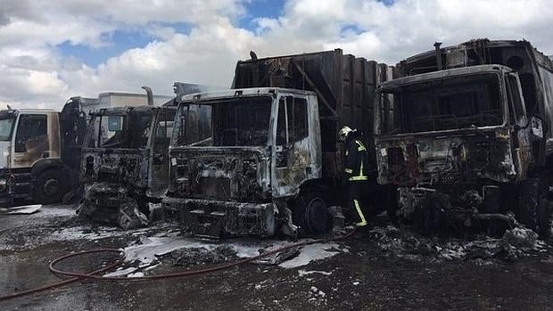 Los camiones de basura abrasados por las llamas en Villanueva de la Cañada