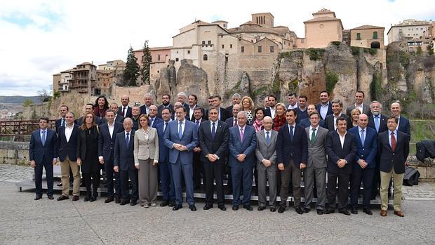 Foto de familia, en el Parador de Cuenca, de los responsables del PP antes del acto en defensa de las diputaciones