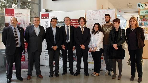 El alcalde de Albacete (3º izq), y el rector de la UCLM (4º izq) han inaugurado el congreso de los estudiantes de Ingeniería Industrial