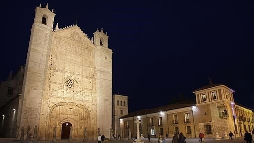 La iglesia de San Pablo, con el Palacio de Pimentel al fondo