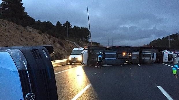 Un choquee entre dos camiones en el kilómetro 50 de la AP-6