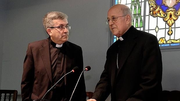 Luis Argüello (izquierda), junto al arzobispo de Valladolid, ayer durante la rueda de prensa