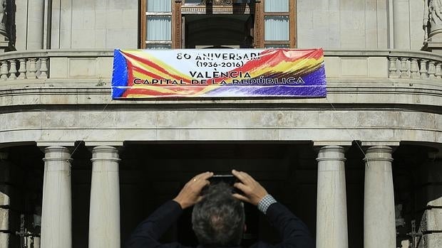 Socialistas y populistas atacan con la bandera republicana