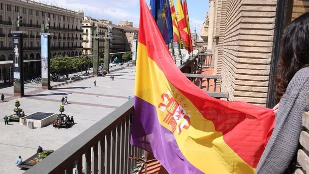 Bandera republicana en el balcón del Ayuntamiento de Zaragoza
