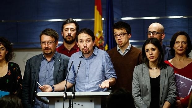 Pablo Iglesias junto con Iñigo Errejón y el resto de miembros de Podemos en rueda de prensa en el Congreso