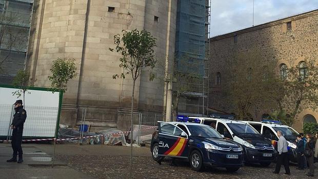 La Policía custodió el centro mientras se retiraba el artefacto explosivo, un obús de la Guerra Civil