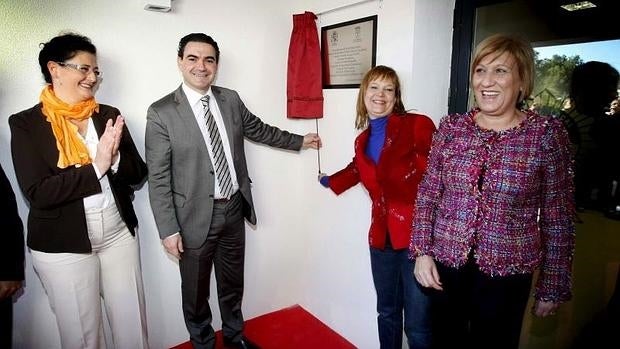 Vicente Arques, en una inauguración junto a la exministra socialista Leire Pajín.