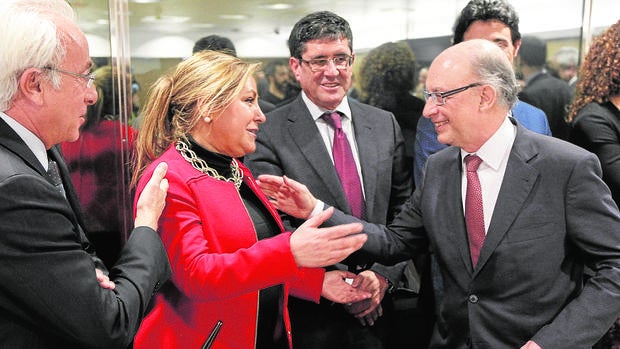 Rosa Valdeón saluda al ministro de Hacienda al comienzo de la reunión celebrada ayer en Madrid