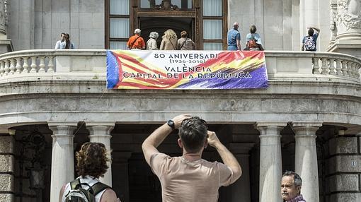 La pancarta republicana en el balcón del Ayuntamiento de Valencia