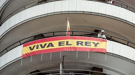 El marqués de Cáceres cuelga una bandera de siete metros en su vivienda