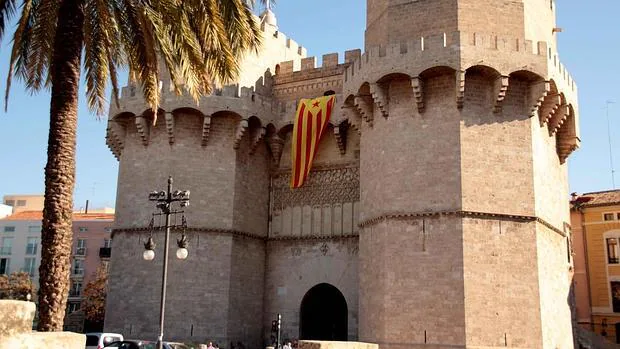 Los independentistas catalanes cuelgan una estelada de las Torres de Serranos
