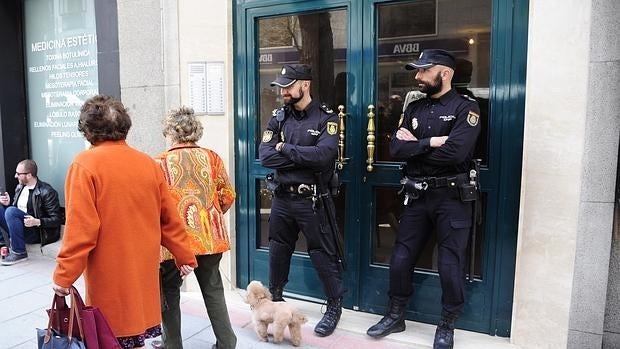 Policías custodiando la entrada al edificio donde está la sede del sindicato Manos Limpias