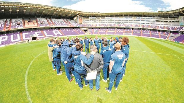 Los jugadores del VRAC Quesos, sobre el césped del estadio José Zorrilla