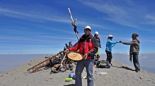 El alpinista y sus guías celebran el éxito con una paella valenciana