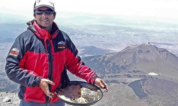 Federico posa con los restos de la paella, cocinada a 5.700 metros de altitud