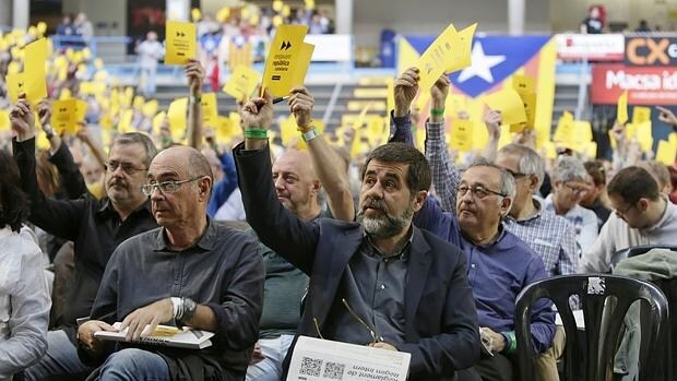 El presidente de la ANC, Jordi Sánchez, votando en la asamblea