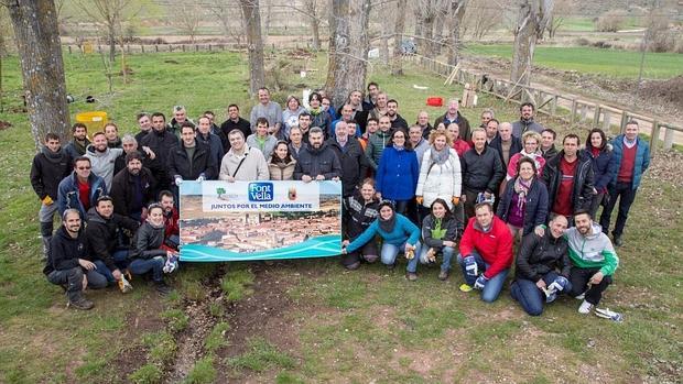 Los empleados de Font Vella Sigüenza en el parque que han acondicionado