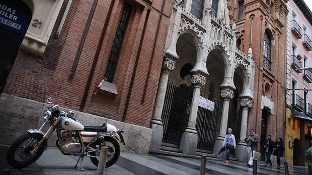 Cierra una iglesia junto a la Gran Vía por desprendimiento de tejas