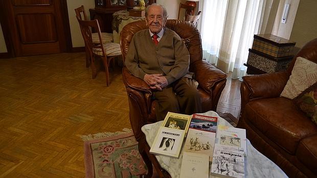 Ignacio Plaza, fotografiado este lunes por su hijo en su casa de Talavera con las siete obras publicadas