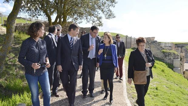 Catalá, Prieto y Pastor durante su visita al parque de Segróbriga con importantes restos romanos