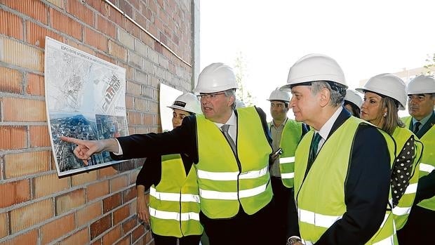 Jordi Cornet y Jorge Fernández Díaz, durante la visita de obras