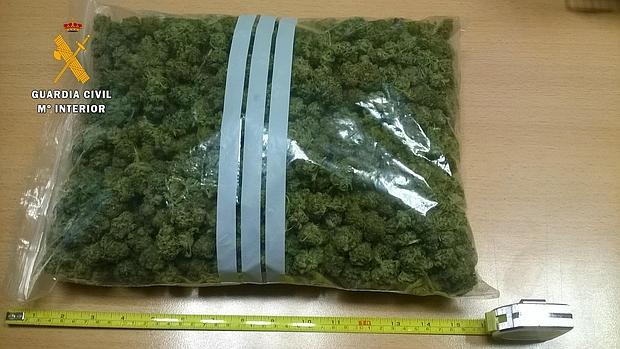 Bolsa con marihuana incautada por la Guardia Civiil