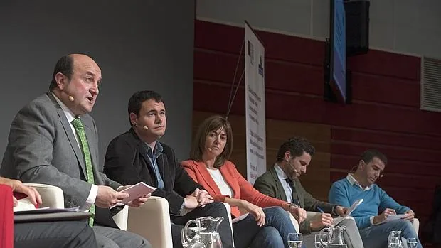 Ortuzar, Arraiz, Mendia, Semper y Maneiro, durante el debate en Vitoria