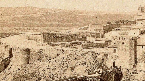 El gran muro perimetral que se aprecia en la imagen apuntalado por grandes maderos albergó un solar donde se emplazó en su día el convento de Agustinos Calzados. Fotografía de James Jackson perteneciente el blog Toledo Olvidado