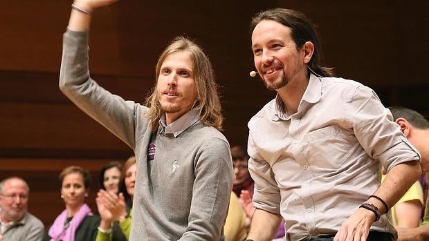 Pablo Iglesias junto al portavoz de Podemos en las Cortes, Pablo Fernández