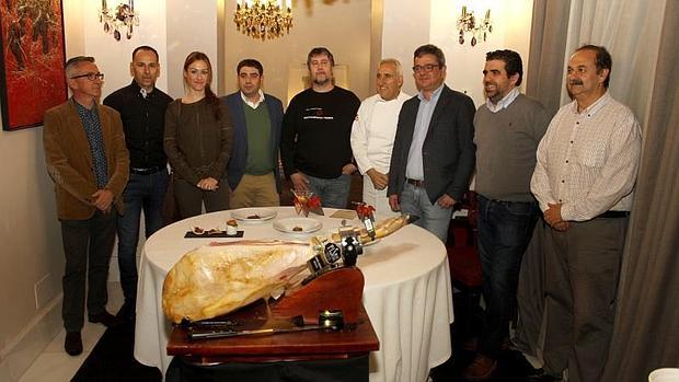 Siete restaurantes participan en las jornadas de bellota de Fisan. En la imagen, los chefs durante la presentación en Adolfo