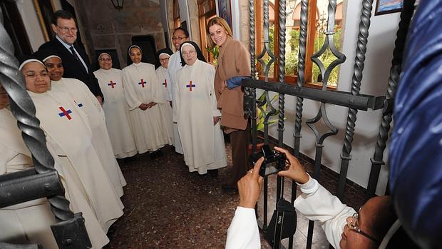 Una religiosa fotografía a Rajoy y Cospedal con las monjas trinitarias