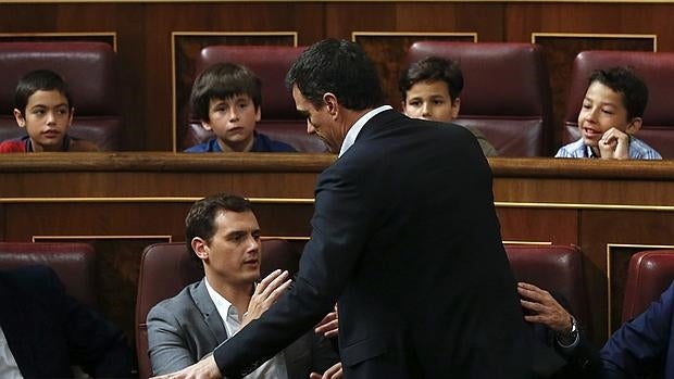 Albert Rivera y Pedro Sánchez se saludan en el Congreso en el homenaje a Carvantes