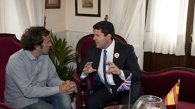 El ministro de Gibraltar, Picardo, con el alcalde de Cádiz