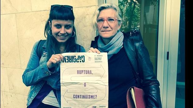 Dos de las ediles de la CUP, con un periódico que han preparado para explicar su "no"