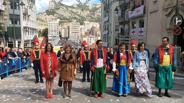 Bonig ha participado en los actos en honor a San Jorge junto al alcalde de Alcoy, Toni Francés