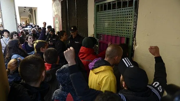Okupas frente a la Policía tras el desalojo de La Morada, el jueves