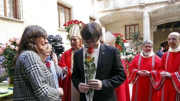 Sant Jordi 2016: Puigdemont llama a defenderse de los «dragones feroces que nos quieren atenazar»